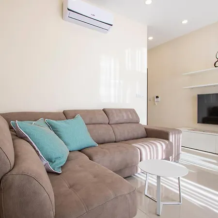 Vp72- Modern Penthouse With Jacuzzi And Open Views *